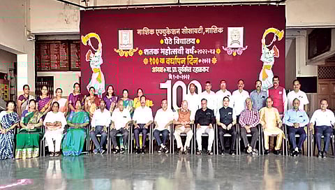 पंचवटी : नाएसोच्या शतकपूर्तीनिमित्त कार्यक्रमात अध्यक्ष प्रा. सूर्यकांत रहाळकर, उपाध्यक्ष प्रा. दिलीप फडके, चंद्रशेखर मोंढे, कार्यवाह राजेंद्र निकम, कार्यकारी मंडळ सदस्य चंद्रशेखर वाड, विश्वास बोडके, सरोजिनी तारापूरकर. (छाया : गणेश बोडके)