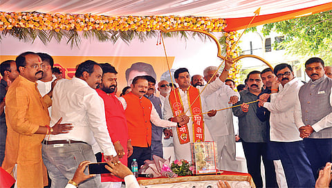 नाशिक : शिवसेना मध्यवर्ती कार्यालय उद्घाटनाप्रसंगी खा. डॉ. श्रीकांत शिंदे यांचा सत्कार करताना ना. दादा भुसे, हेमंत गोडसे, सुहास कांदे, अजय बोरस्ते, राजू लवटे, भाऊसाहेब चाैधरी, प्रवीण तिदमे आदी. (छायाचित्र : रुद्र फोटो)