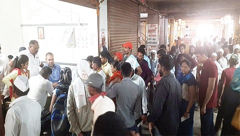 मालेगाव : कांदा अनुदानासाठी संमतिपत्रासाठी आवश्यक स्टॅम्पपेपर खरेदीसाठी शेतकर्यांची लागलेली रांग. (छाया : सुदर्शन पगार)