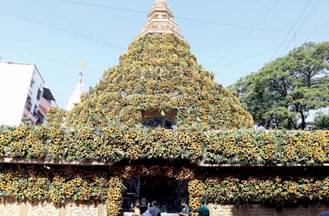 श्रीमंत दगडूशेठ गणपती बाप्पा सजले 21 हजार सूर्यफुलांच्या राशीत !!