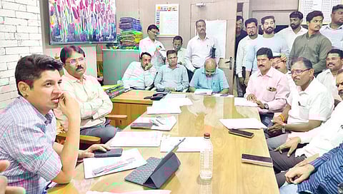 सिन्नर : शिक्षण उपसंचालक डॉ. बी. बी. चव्हाण, यांच्याशी चर्चा करताना आमदार सत्यजित. समवेत जिल्हा मुख्याध्यापक संघाचे पदाधिकारी, शिक्षक.