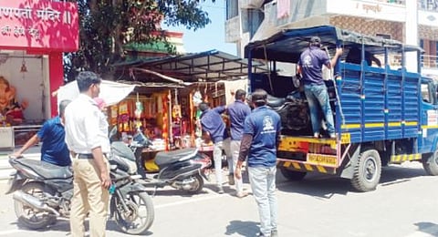 देहूत वाहनांवर पोलिसांची टोईंग कारवाई
