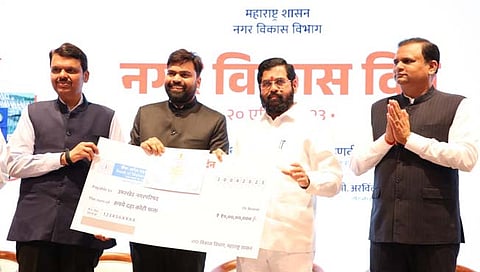 नांदेड: उमरखेड नगर परिषदेला राज्यस्तरीय द्वितीय पुरस्कार; १० कोटींचा धनादेश सुपूर्द