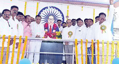 धोक्यात आलेल्यांनाच लोकशाहीची भीती : पालकमंत्री राधाकृष्ण विखे पाटील