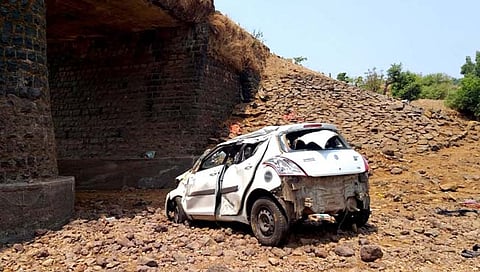 कोल्हापूर: विशाळगड- गजापूर मार्गावर कासारी नदीत कार कोसळली