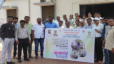 वणी : 'सुंदर माझा दवाखाना' मोहिमेला वणी ग्रामीण रुग्णालयात विविध उपक्रमांनी उत्साहात प्रारंभ करताना कर्मचारी. (छाया : अनिल गांगुर्डे)