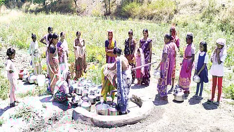 ठोकळवाडी : रखरखत्या उन्हात हंडाभर पाण्यासाठी हातपंपावर रिकामे हंडे घेऊन असलेली महिलांची गर्दी.