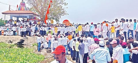 ‘पेढे घ्या, पेढे…’ म्हणत साडेतीन टन पेढे वाटप ! शिरूर तालुक्यातील सादलगाव येथील अनोखी यात्रा