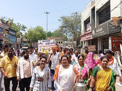 धुळे : प्रतिकात्मक प्रेतयात्रा आंदोलनात सहभागी होत तिरडीला खांदा देताना महिला आघाडीच्या कार्यकर्त्या. (छाया - यशवंत हरणे)