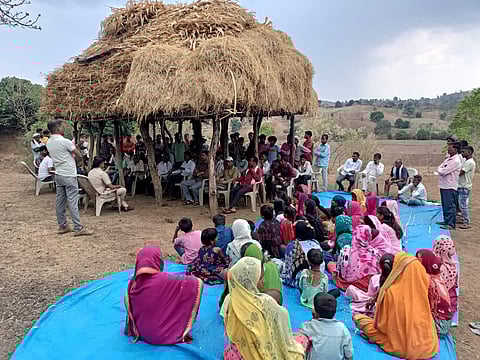 नंदुरबार : ऑपरेशन अक्षता अभियान अंतर्गत गावोगावी बैठका घेत नागरिकांमध्ये जनजागृती करण्यात येत आहे. (छाया :योगेंद्र जोशी)
