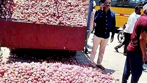 कांदाप्रश्नावर मार्ग काढण्यासाठी नाशिक जिल्हाधिकाऱ्यांनी बोलवली आज बैठक