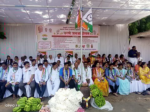 जळगाव : जिल्हाधिकारी कार्यालयासमोर आंदोलन करताना राष्ट्रवादी काँग्रेसचे पदाधिकारी. (छाया: चेतन चौधरी)