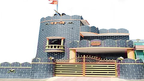 मालेगाव : भायगाव परिसरात डॉ. संतोष पाटील यांनी किल्ल्याप्रमाणे बांधलेला बंगला.