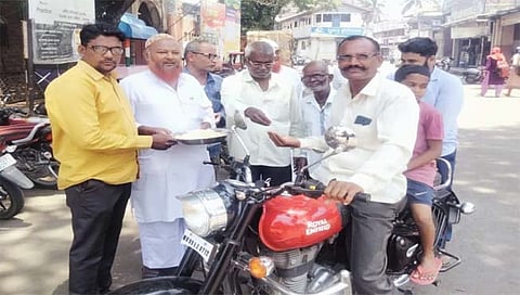 कोल्हापूर : कुरुंदवाडमध्ये कर्नाटकातील विजयानंतर काँग्रेस कार्यकर्त्यांचा जल्लोष