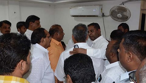 जळगाव बाजार समिती सभापती निवडणुकीत राडा; भाजप-शिंदे गटाच्या पाठिंब्याने ‘मविआ’चा उमेदवार विजयी