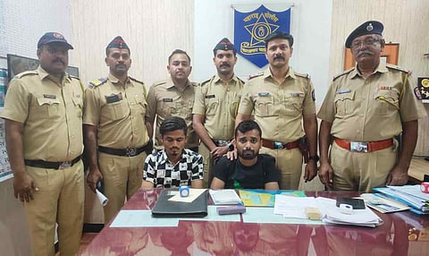 जळगाव : नाकाबंदीनंतरही दुचाकीवर आढळून आलेले संशयितांना ताब्यात घेताना एमआयडीसी पोलीस. (छाया: चेतन चौधरी)