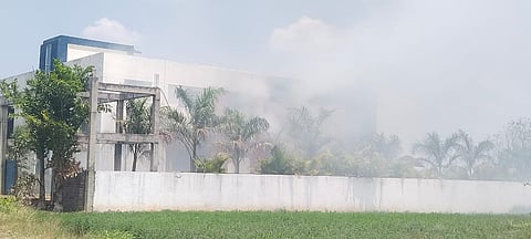 दिंडोरी : जानोरी येथील औद्योगिक वसाहतीमधील एका ॲग्रिकल्चर कंपनीमध्ये धुमसत असलेली आग. (छाया: समाधान पाटील)