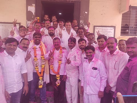 दिंडोरी : सभापतीपदी प्रशांत कड तर उपसभापतीपदी कैलास मवाळ यांची बिनविरोध निवड झाल्याने त्यांचा सत्कार करताना सर्वपक्षीय परिवर्तन पॅनल. (छाया: समाधान पाटील)