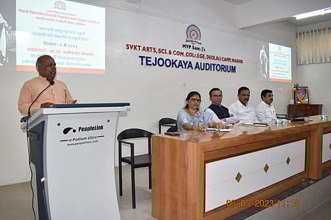 देवळाली कॅम्प - छत्रपती शाहू महाराज स्मृती शताब्दी वर्ष स्मृतीदिनप्रसंगी बोलतांना प्रसिद्ध अभ्यासक अशोक सोनवणे समवेत. शालेय समितीचे अध्यक्ष विलास धुर्जड, प्राचार्य डॉ एस एस काळे, उपप्राचार्य डी. टी. जाधव आदी