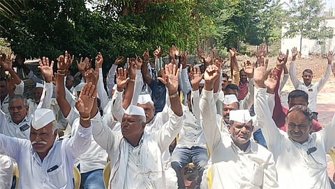 देवळा : विठेवाडीत शासनाच्या नविन वाळू लिलाव धोरणाला एकमुखाने विरोध दर्शवतांना उपस्थित ग्रामस्थ.(छाया -सोमनाथ जगताप)