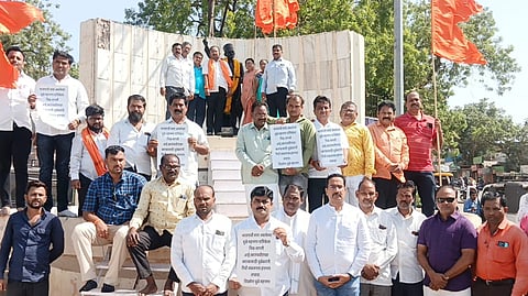 धुळे : सावरका यांच्या पुतळ्यास पुष्पहार अर्पण करत अभिवादन झाल्यानंतर स्मारक दुरुस्तीसाठी निधी संकलन करताना शिवसेना महानगरप्रमुख धीरज पाटील, सहसंपर्कप्रमुख महेश मिस्त्री यांसह आदी. (छाया: यशवंत हरणे)