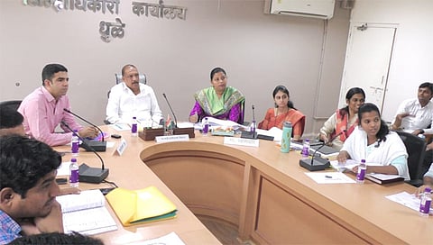 धुळे : जिल्हाधिकारी कार्यालयातील सातपुडा सभागृहात जिल्हा नवसंजीवन समितीची बैठकीत सूचित करताना आदिवासी विकास मंत्री डॉ. विजयकुमार गावित. (छाया : यशवंत हरणे)