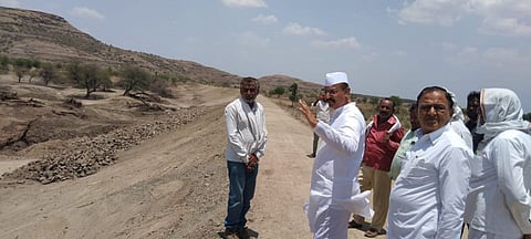 धुळे : कार्यकर्त्यांसह मोघण येथे सुरु असलेल्या तलावाच्या कामाची पहाणी करताना धुळे ग्रामीणचे आ.कुणाल पाटील. (छाया: यशवंत हरणे)