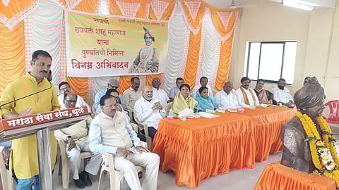 धुळे : स्मृतीदिनानिमित्त मराठा सेवा संघाचे कार्यालय येथे मनोगत व्यक्त करताना प्रा. डॉ. सदाशिव सुर्यवंशी. समवेत महापौर प्रतिभा चौधरी, माजी आमदार राजवर्धन कदमबांडे आदी. (छाया: यशवंत हरणे)