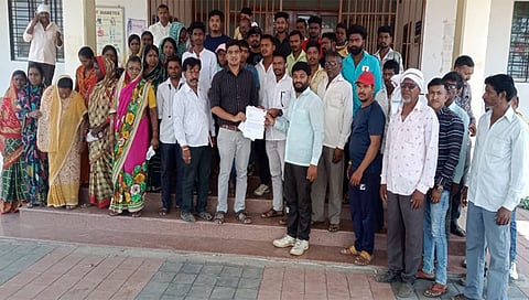 नांदगाव : नांदगावचे तहसीलदार चेतन कोनकर यांना निवेदन देताना शेखर पगार यांच्यासह स्थानिक ग्रामस्थ,. ( छाया : सचिन बैरागी )