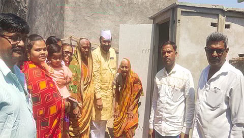 नांदगाव : निराधार वृध्देस वैयक्तिक शौचालय बांधून देत मदतीचा हात देताना सरपंच राजाभाऊ पवार. समवेत उपसरपंच केसर पवार, सदस्य पुष्पा पवार यांसह आदी. (छाया: सचिन बैरागी)