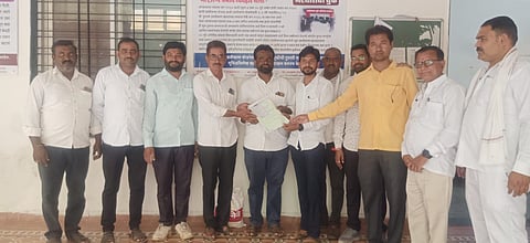 नांदगाव : कळमदरी येथे निवडणूक निर्णय अधिकारी राहुल चोळके यांच्याकडे उमेदवारी अर्ज दाखल करतांना शेखर पगार मानिज पगार, देविदास पगार, विशाल पगार आदी. (छाया: सचिन बैरागी)