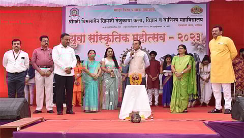 देवळाली कॅम्प : सांस्कृतिक कार्यक्रमात विद्यार्थ्यांना मार्गदर्शन करताना प्राचार्य डॉ. एस. एस. काळे समवेत. शालेय समितीचे अध्यक्ष विलास धुर्जड आदी. (छाया: उमेश देशमुख)