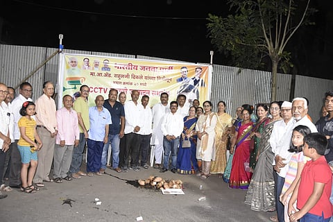 नाशिक रोड : सीसीटीव्ही उपक्रमाच्या उद्घाटनप्रसंगी आमदार ॲड. राहुल ढिकले, संभाजी मोरुस्कर, अशोककुमार शरमाळे, अंबादास पगारे, डॉ. विलास गुजराथी, लालभाई पठाण आदी. (छाया: उमेश देशमुख)