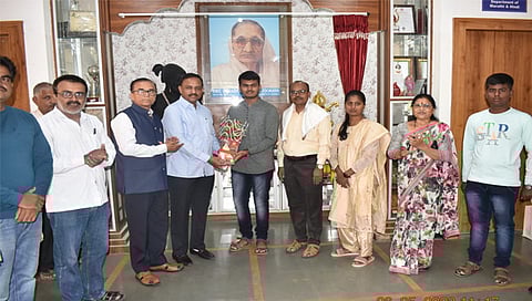 देवळाली कॅम्प : अथर्व वाकडे याचा सत्कार करतांना शालेय समितीचे अध्यक्ष विलास धुर्जड. समवेत प्राचार्य डॉ. एस. एस. काळे, पालक पंडीत वाकडे, कुलसचिव दिनेश कानडे आदी.