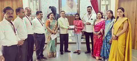 देवळाली कॅम्प : आकांक्षा गोडसे हीला शासनाची एक लाख रुपयांची मदत मिळाल्याप्रसंगी प्राचार्य डॉ. एस. एस. गोडसे, उपप्राचार्य डी. टी. जाधव, श्याम जाधव, उर्मिला गिते, पी. सी. गांगुडे, श्वेता श्रीमाळी आदी. (छाया: उमेश देशमुख)