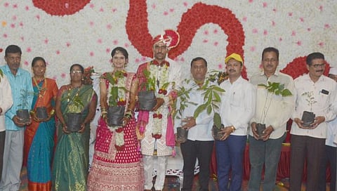 नाशिक : मुलीच्या लग्नात आंदण म्हणून फळझाडांची रोपे; शेतकरी पित्याचा वेगळा विचार