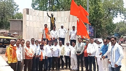 धुळे : स्वातंत्र्यवीर सावरकरांच्या स्मारकाची दुरावस्था; ठाकरे गटाचे दुरुस्तीच्या मागणीसाठी आंदोलन