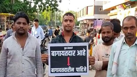 बागायतदार आहे, बागायतदारीन पाहिजे!’; पाचोरा येथील शेतकरी तरुणाचे अनोखे आंदोलन