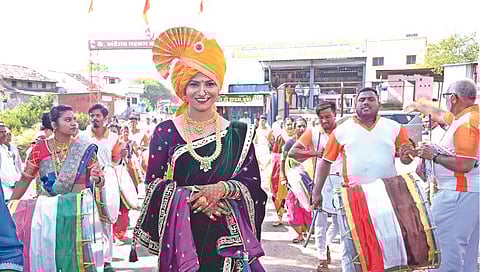 नाशिक : लग्नापूर्वी वधूची ढोल ताशांच्या गजरात मिरवणूक, वाजे परिवाराने दिला मुलगा-मुलगी समानतेचा संदेश