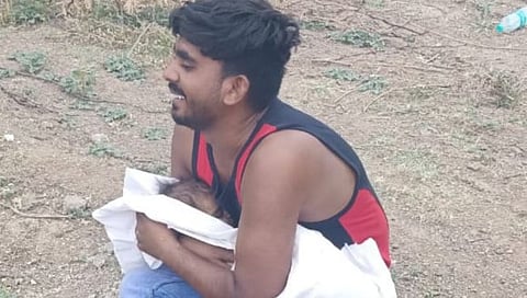 नाशिक : धावत्या रेल्वेत दगावले पाच महिन्यांचे बाळ, बापाने फोडला हंबरडा