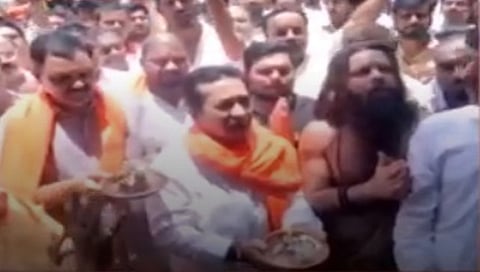 त्र्यंबकेश्वर : येथील मंदिरात महाआरती करताना भाजप आमदार नितेश राणे