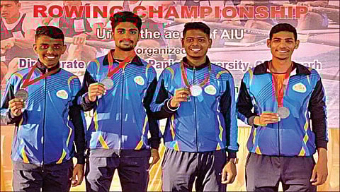 पंचवटी : खेलो इंडिया आंतरविद्यापीठ स्पर्धेसाठी निवड झालेले हिरे महाविद्यालयाचे खेळाडू (छाया : गणेश बोडके)