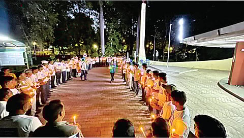 नाशिक : सीबीएसजवळील हुतात्मा स्मारकात कॅन्डल प्रज्वलित करण्यास उपस्थित पर्यावरणप्रेमी.(छाया : हेमंत घोरपडे)