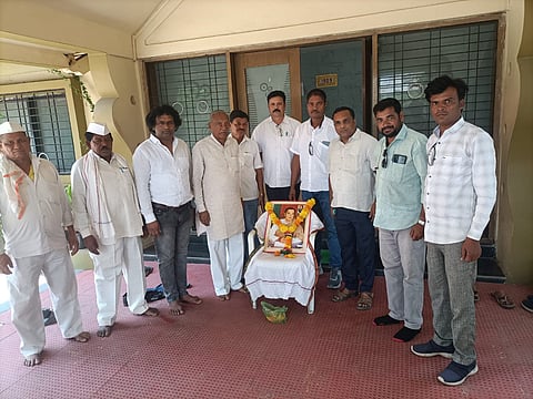 पिंपळनेर: स्व.राजीव गांधी यांचे प्रतिमापूजन करताना माजी आमदार डी. एस. अहिरे, धुडकु भारूडे, पंचायत समिती सदस्य साक्री, रमेश सुर्यवंशी आदी. (छाया: अंबादास बेनुस्कर)