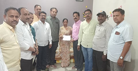 पिंपळनेर : हिराबाई विष्णू पवार यांच्याकडे मंजुर निधीचा धनादेश सुर्पूत करताना पंचायत समिती सदस्य व कृषी विभागाचे आदी पदाधिकारी. (छाया: अंबादास बेनुस्कर)