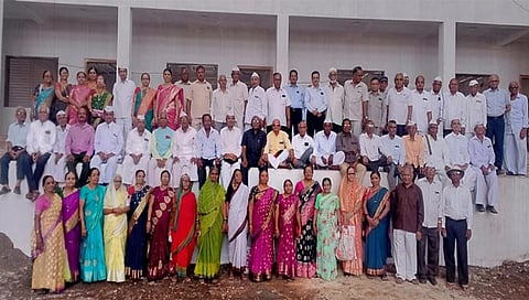 पिंपळनेर : आ. मा. पाटील विद्यालयात स्नेहमेळाव्यानिमित्त एकत्रित आलेले माजी विद्यार्थी. (छाया: अंबादास बेनुस्कर)