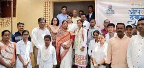 पिंपळनेर : साक्री तालुक्यातील कळंभीर आरोग्य उपकेंद्रात 'आपला दवाखान्याचे' लोकार्पणप्रसंगी आमदार मंजुळा गावीत. समवेत सभापती शांताराम कुवर, उपसभापती देसले आदी. (छाया: अंबादास बेनुस्कर)