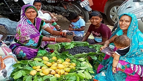 पिंपळनेर : बाजारपेठेत करवंद विकणारी महिला.