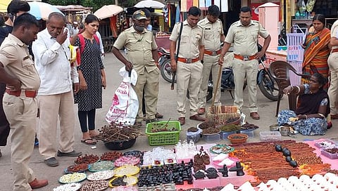 नाशिक : त्र्यंबकमध्ये वनखात्याचे छापे, सापडली नकली वाघनखे