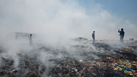 मनमाड : कचरा डेपो लागलेली आग (छाया: रईस शेख)